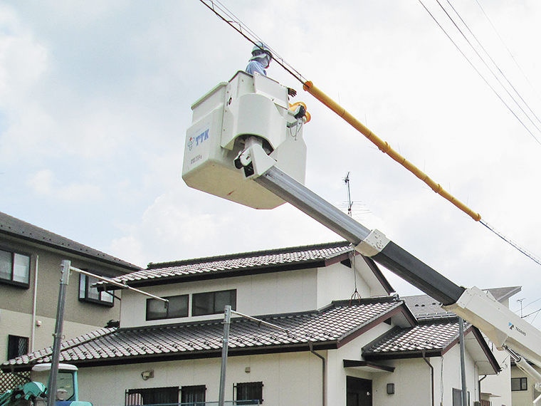 光ファイバーケーブルで家庭やオフィスとNTT東日本の設備を直結し、高速・安定したインターネット接続を実現。「NTT等技術認定資格」や「電気通信施工管理技士」（電話・インターネット・LAN・放送設備など電気通信工事現場で工程・安全・品質管理を行うための国家資格）といった資格の取得は会社が受験費用を負担している