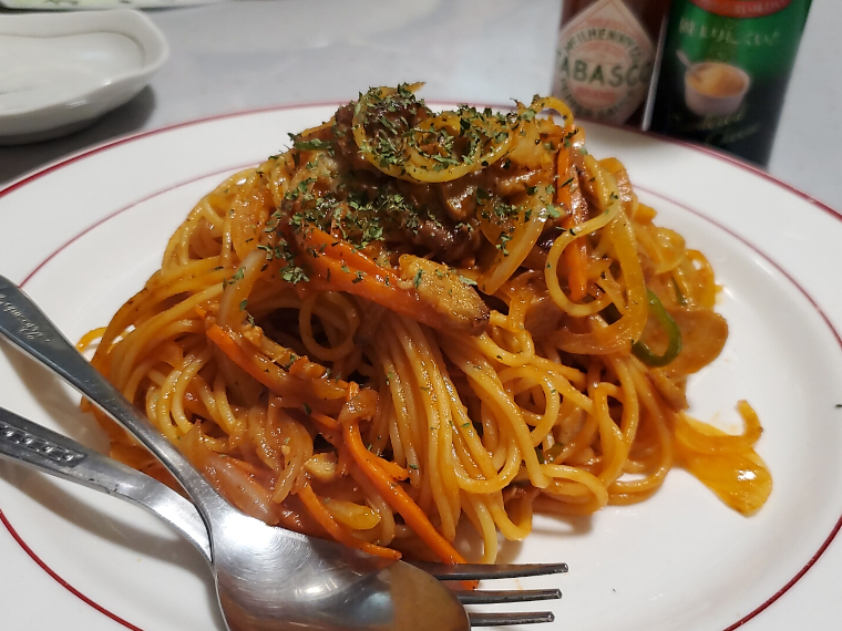 ケチャップを纏ったパスタはシャモごと混然一体で絶妙。「シャモナポリタン」は800円