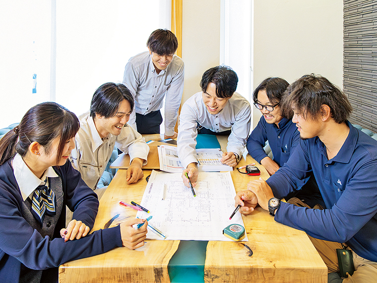営業・設計・現場監督・大工が集う打合せ風景。お客様の理想を実現する「自由設計」で、ものづくりを愛する仲間と技術を高め合い、よりよい木の家を目指す