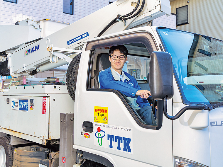 屋外での電気通信設備工事では、高所作業車を使い、安全かつ確実に構築・保守・ 点検・修理など行う