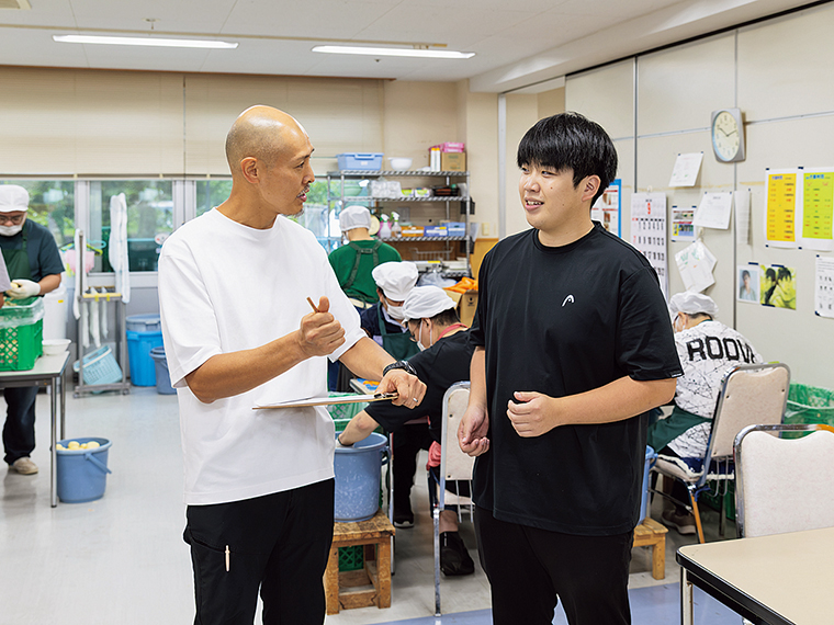 職業指導員として働き始めて2年目の伊東さん（右）。迷った時は「職場の頼れる先輩」にアドバイスをもらいながら前に進む