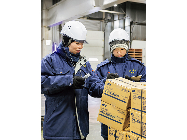 倉庫内に保管する冷蔵、冷凍商品の管理は重要な業務。そのための検品も欠かせない