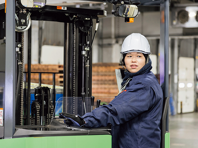 フォークリフトでの作業をする入社3年目の箭内里美さん。フォークリフトの資格を活かしたいと、グンレイへの入社を希望したという