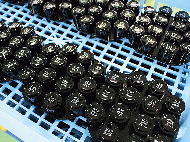 エンジンのスイッチの完成品。他にもエアコンやオーディオ操作パネルなど、快適なカーライフには欠かせないものばかり