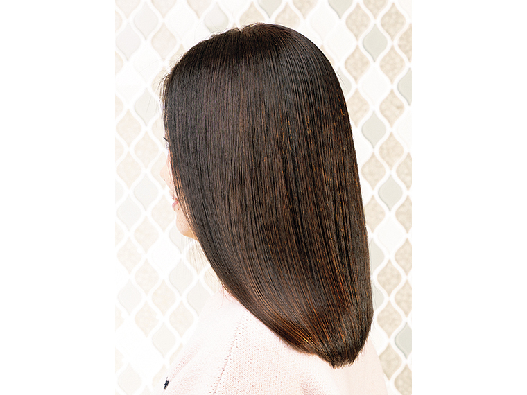 サラサラでツヤのある自然なストレート。前髪など気になる部分のみの縮毛矯正も可