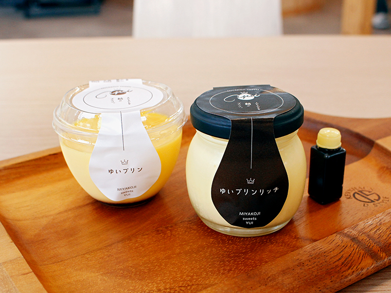 懐かしい味わいの「ゆいプリン」（220円）と、卵黄と生クリームを用いた濃厚な「ゆいプリンリッチ」（420円）