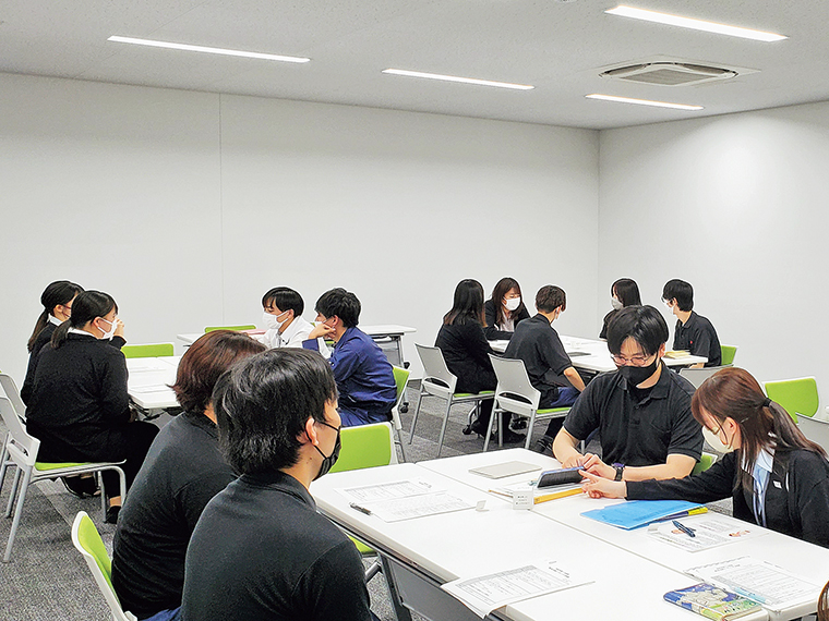 トレーナー／メンター制度によるチームミーティングの風景