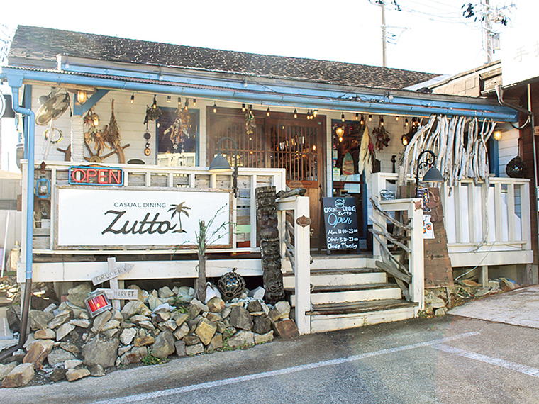 南国のコテージのようなおしゃれな外観で、テラス席もある