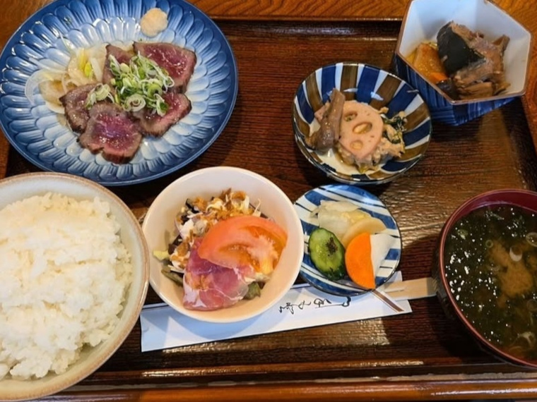 日替わりも間違いなし。クリスマスには「ローストビーフ定食」（1,200円／部員提供）