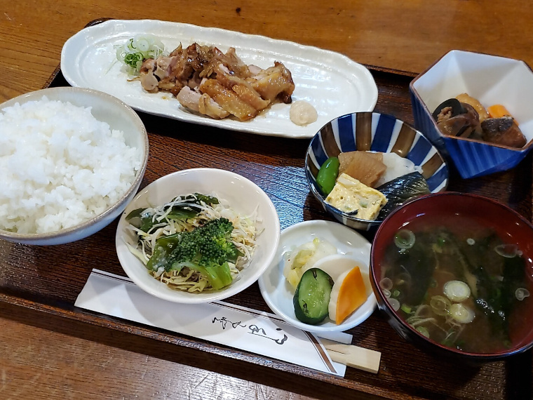 シャモの旨みとソースと西洋わさびの融合が堪らない！「シャモステーキ定食」は1,600円