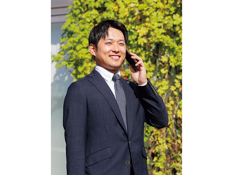 取引先と密に連絡を取る営業部スタッフ