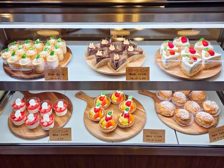 ケーキと焼き菓子は全て店内の工房で作っている