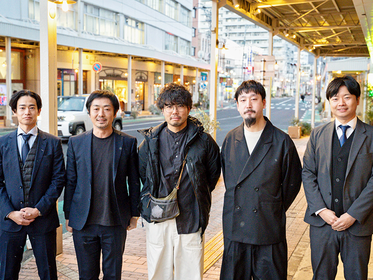 プロジェクトメンバー（左から、福島市・田代氏、県庁通り商店街振興組合理事長・中野氏、県庁通り商店街振興組合副理事長・藪内氏、株式会社SATORU・鈴木氏、福島県・鈴木氏）。商店街・民間・行政が対話を重ね、共創する形で取り組んでいる