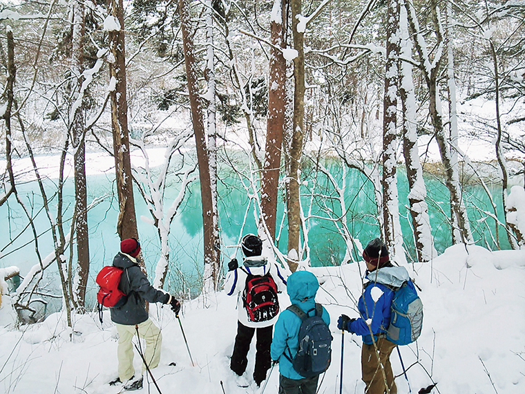絶景を巡るスノーシュー体験。｢神秘の輝き・青の五色沼ツアー」では、積雪期ならではのオリジナルコースで、冬しか見ることのできない特別な五色沼を楽しめる