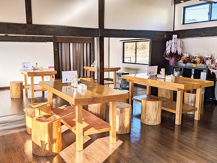 木を基調とした店内。日常の合間に一息つけるような雰囲気