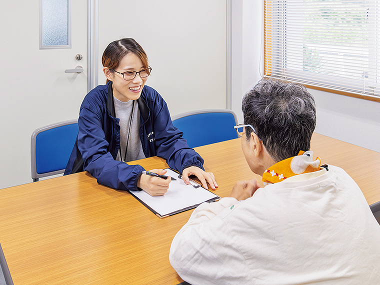 特定相談支援事業所では制度の狭間で支援を受けられない人達にも目を向け、関係機関や地域住民等との連携を図っている