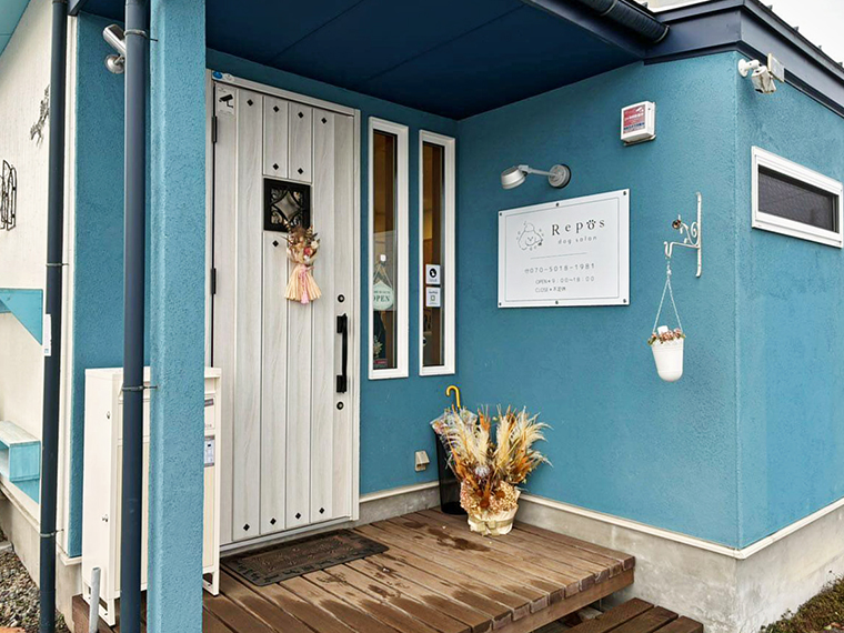 落ち着きのあるブルーの外観がおしゃれなプライベートサロン