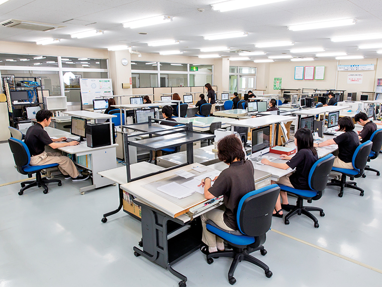 専用ソフトを使って文字や写真、イラスト、グラフなどを組み上げるDTPフロア