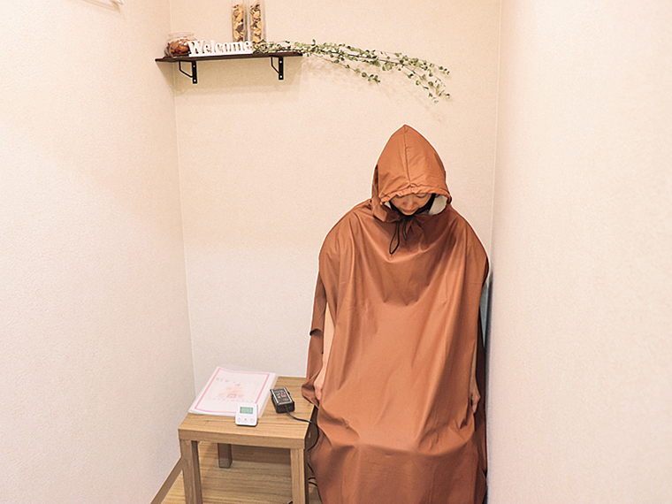 「本格熟成よもぎ蒸し」。厳選したよもぎを煮出した蒸気で、体を芯から温める。下腹部の血流を促し、婦人科系の不調緩和や自律神経の乱れを整え、快眠へ導いてくれる