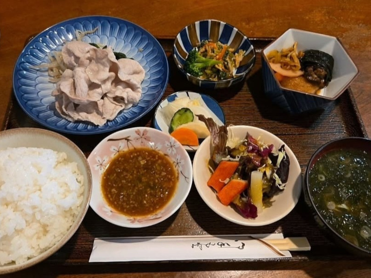 「豚しゃぶしゃぶ定食」（1,200円／部員提供）も日替わりランチに登場