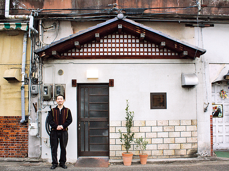 瓦屋根にレンガを合わせた和洋折衷な外観。店内は洋テイスト