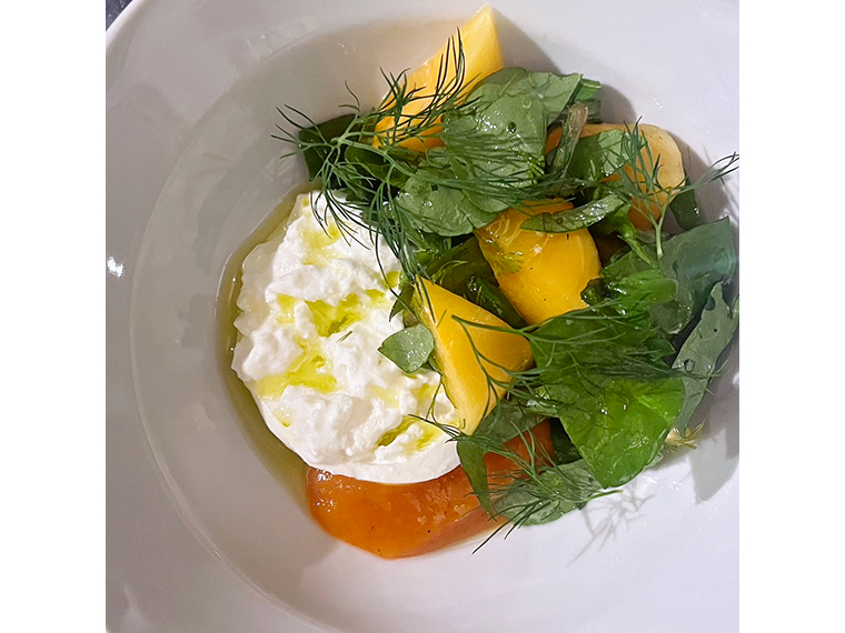 「発酵柿とブラータチーズ」（1,600円）※秋限定。季節ごとに使用する食材もメニューも変わるので、季節の移ろいを感じられるのも魅力のひとつ