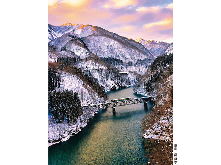 【厳冬の第三只見川橋梁を渡る只見線列車（大沼郡三島町地内）※2023年2月初旬撮影】［撮影機種：Canon EOS R5、手持ち撮影、シャッター速度1／800、 F13※ズームレンズの24mmから105mmが望ましい］