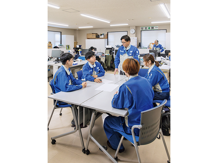 若手社員からレジェンド社員まで幅広い年齢層の社員が意見を出し合い、仕事に取り組んでいる。経験やノウハウの共有が次の仕事にも活きてくる