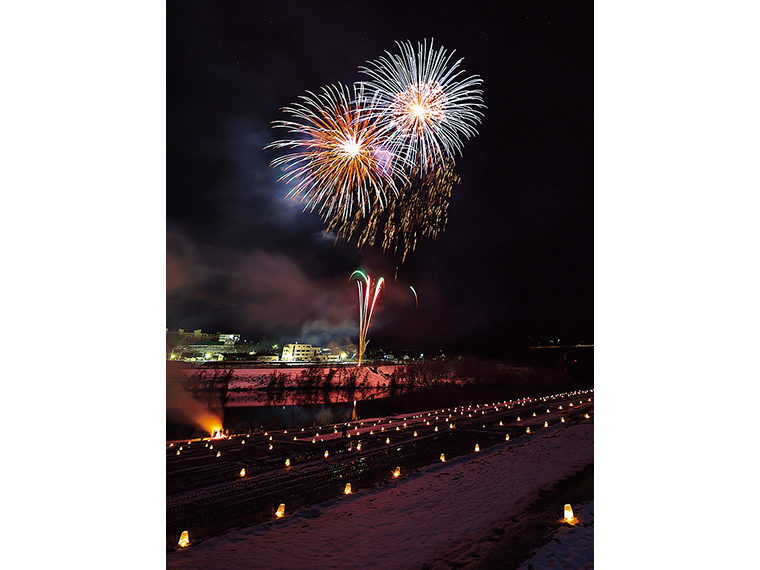棚田に広がる淡い灯りの奥に打ち上がる花火は幻想的。多彩なイベントと合わせて1日中楽しめる