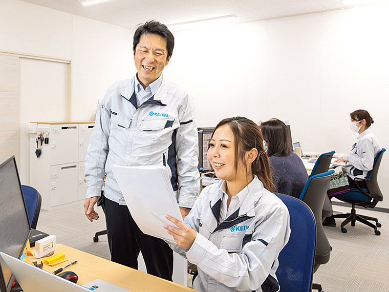 福島市荒井にある「ケイワ・リサイクルセンター福島」内の福島事業所に勤める斎藤さんと吉成さん。お互いの強みを営業に生かしているそう