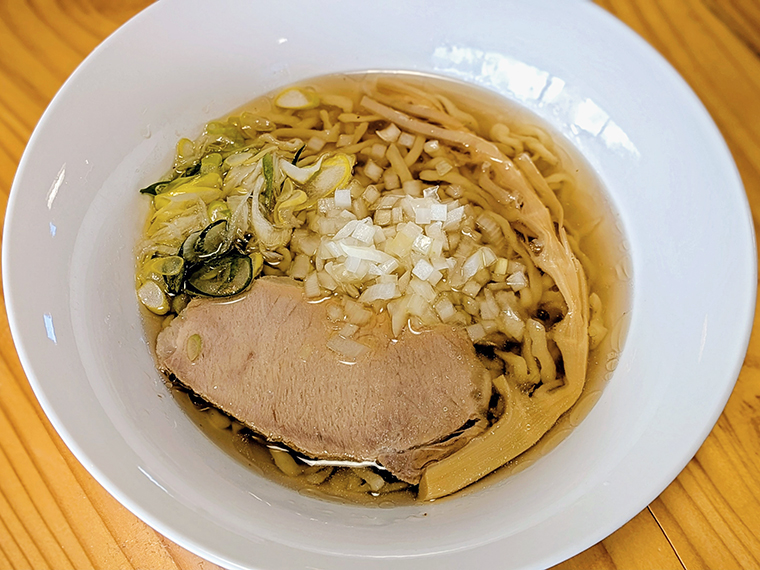「牛骨醤油ラーメン」は、飯舘産黒毛和牛の牛骨の優しい甘みが感じられる一杯。麺には福島県が推奨する小麦品種「夏黄金（なつこがね）」から作った「夏乃舞（なつのまい）」を使用している