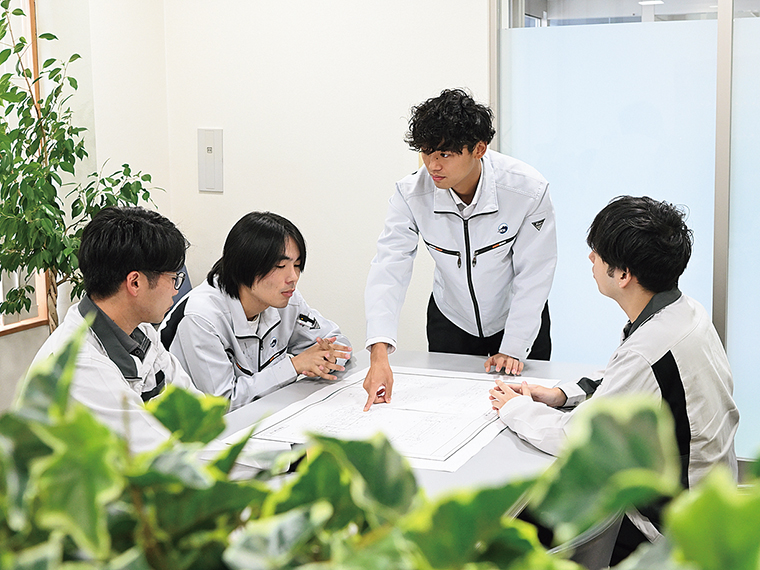 施工現場に入る前に、図面を見ながら確認箇所を打ち合わせ