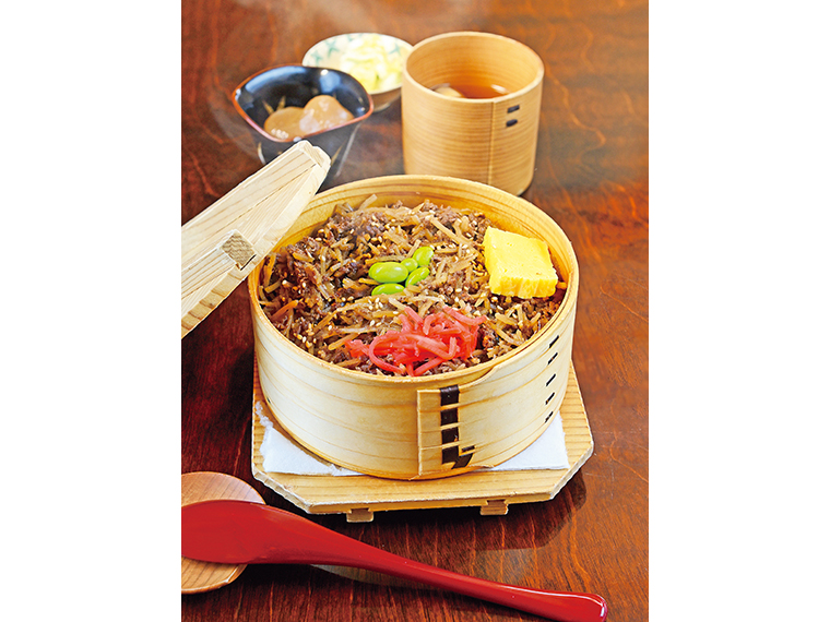 甘辛い馬肉そぼろでご飯が進む「けっとばし」（2,420円）。輪箱飯にはすべて味噌汁や小鉢が付く