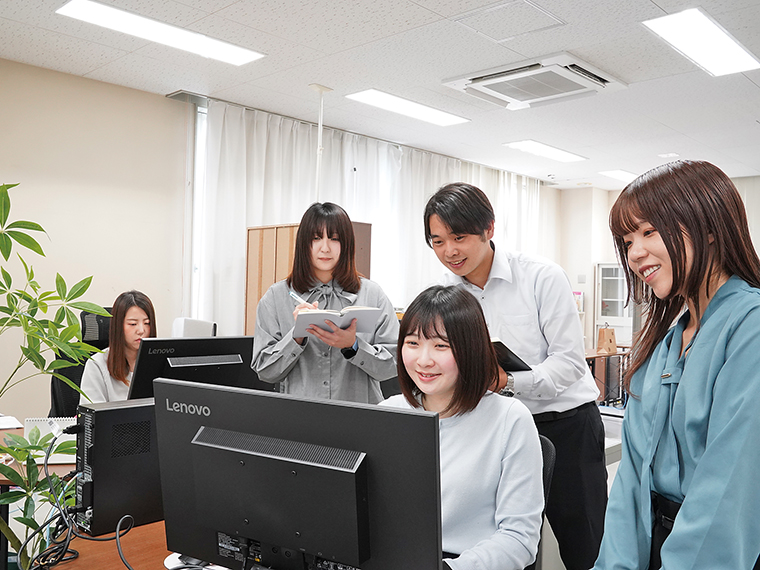 企画を考えるプランニングのひとコマ。たくさんの人に感動を与える印刷物やヒット商品がここから生まれている