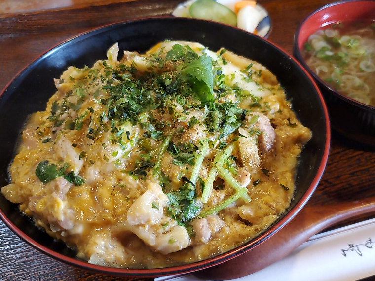 一度は食べてほしい「シャモ親子丼」（1,000円）