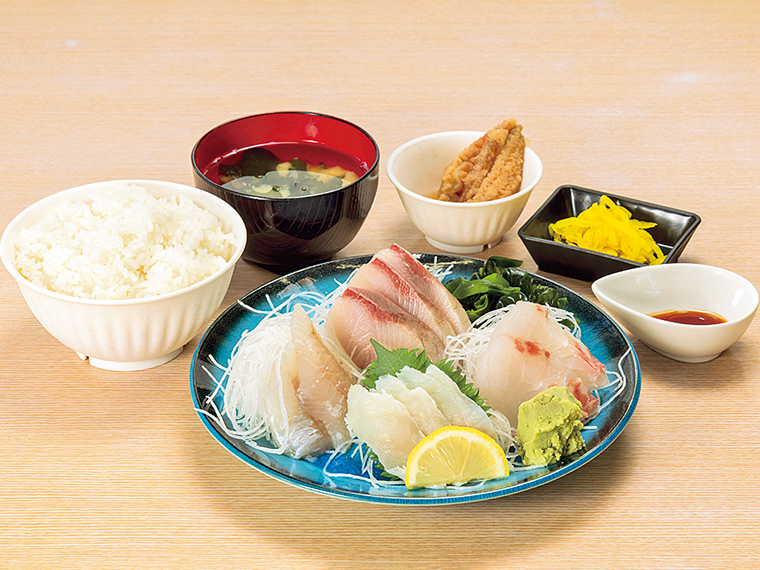 「第1回 ハイウェイめし甲子園」福島県代表であり、1番人気の「刺身定食」（1,690円）。地元漁港で水揚げされたヒラメやブリなどを、厚切りの刺身で提供。仕入れにより内容は変更あり。定食はご飯、みそ汁がおかわり自由なのも魅力