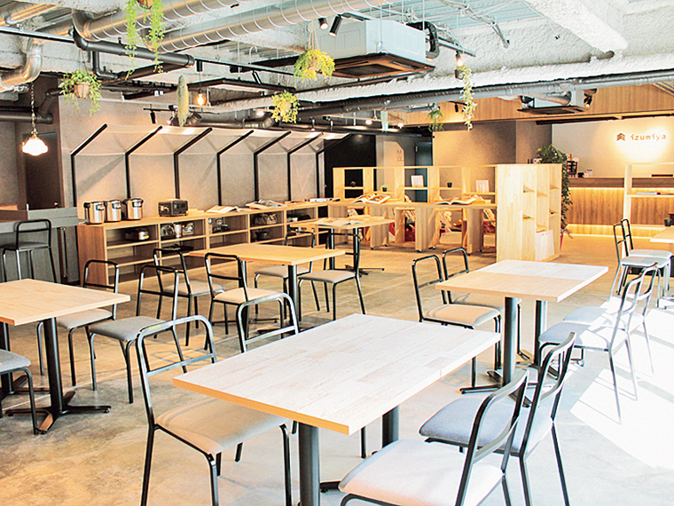 木の温もりに心が安らぐラウンジ