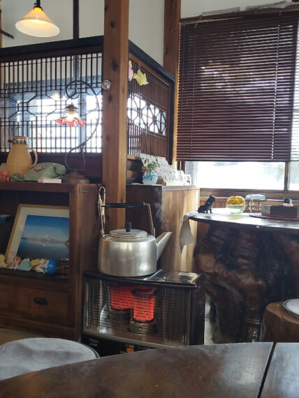 店内には2つのストーブ。乗せたやかんも良い雰囲気