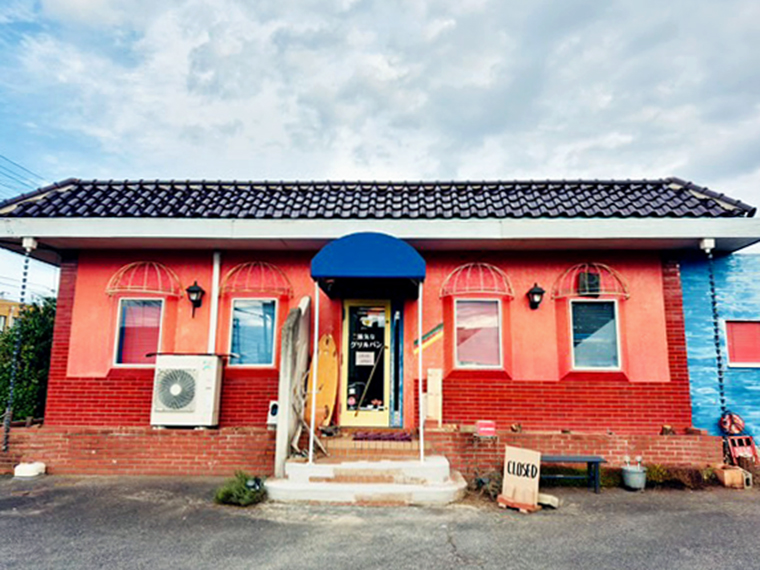 明るく、色鮮やかなレンガの外観。駐車場も20台完備