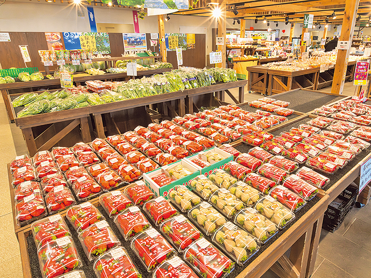 いちごの良い香りが漂う売り場。その時期ごとに旬の品種を取りそろえている。ジャム用の小ぶりサイズや規格外のお得品など、市場に出まわりづらい、道の駅ならではのうれしい商品も