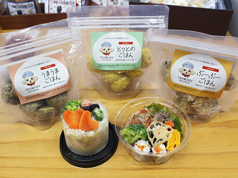 左手前から「TSUMUGU特製バレンタインケーキ」（1,800円）、「わんちゃん用節分弁当」（1,200円）。左奥から会津馬肉を使用した「うまうまごはん」、伊達鶏を使用した「とっとのごはん」、うつくしまエゴマ豚を使用した「ぶーぶーごはん」（各1,100円※店頭価格）