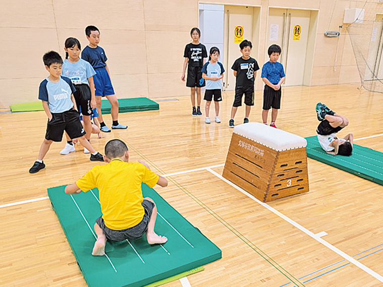 「学校の体育教室」も人気のプログラム。運動がもう少し上手になりたい子に向けて、体育の予習・復習、新体力テストや運動上達のポイントを教える