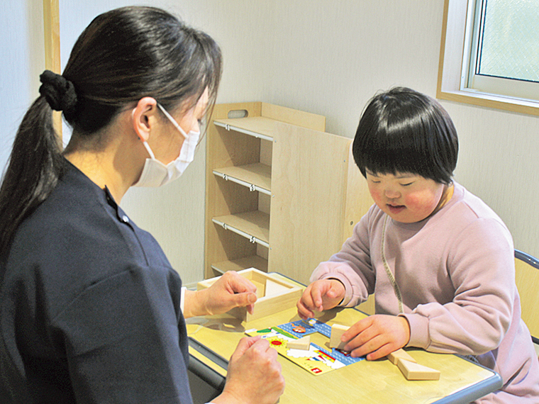個別療育の様子。先生の様々な声掛けで子どもの自己肯定感を高めてくれる