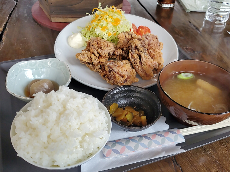 クリスマスかと勘違いしそうな「からあげ定食」（1,000円）