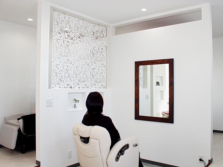 カットは8,800円～、「ベル・ジュバンスカラー」は9,900円～。すべてシャンプー、ブロー付き