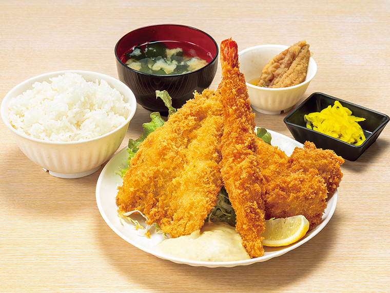 「第2回 ハイウェイめし甲子園」福島県代表の「海鮮ミックスフライ定食」（1,480円）。ホタテ、エビ、アジなど、4種類の新鮮な魚介類を使用。店内でパン粉を付け、揚げたてを提供する。サクサクの衣と分厚い身で食べ応え抜群！仕入れにより内容は変更あり