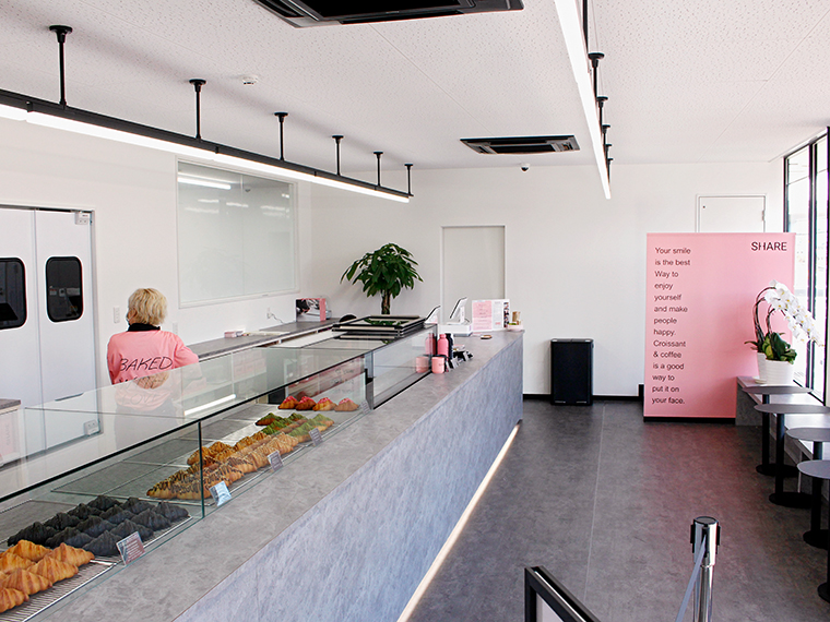 1日数回に分けて焼き上げることで、常に焼きたてのパンを提供している