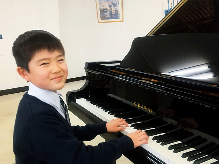 店内にピアノ教室を併設。教材を個別に選び、マンツーマンで教えるため初心者におすすめ。コースは月2回・4,400円から。4歳から大人まで生徒募集中！気になる方は随時開催中の無料体験レッスンへ