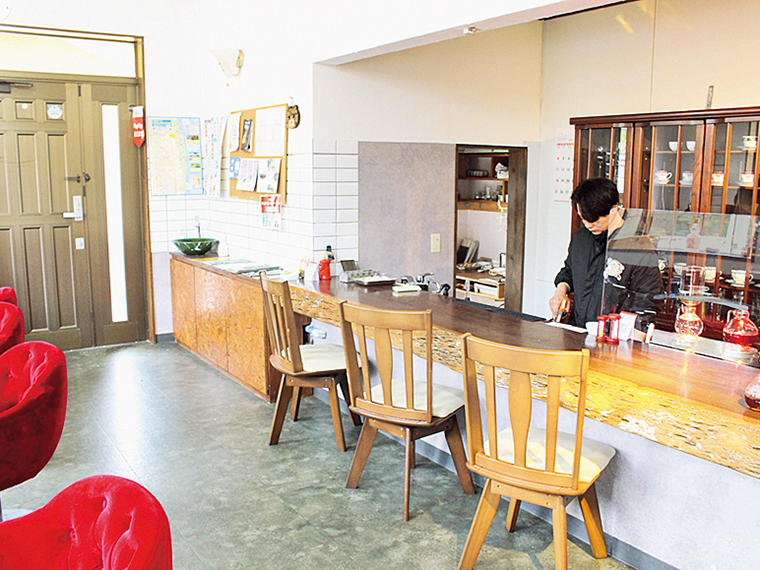 かつての店の内装をそのまま活かした、クラシックな雰囲気