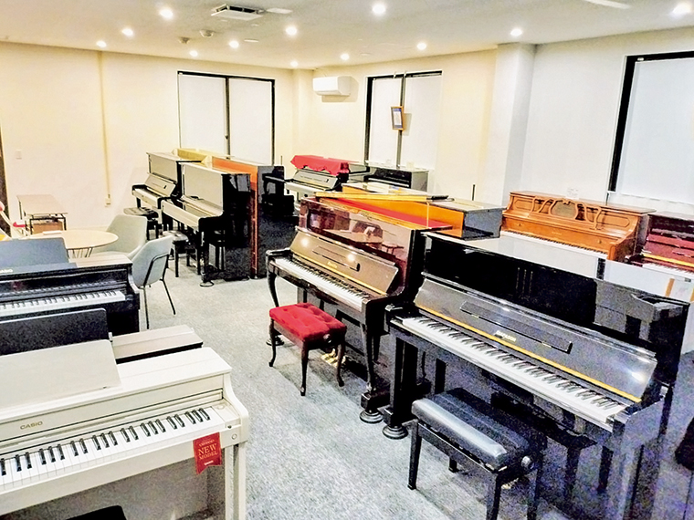 落ち着いた店内には、ヤマハ・カワイを中心に常時10台以上を展示。ピアノに関する不安や悩みは、経験豊富な一級ピアノ調律技能士に相談しよう